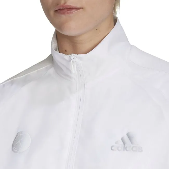 GD5704_APP_on-model_detail-1_white