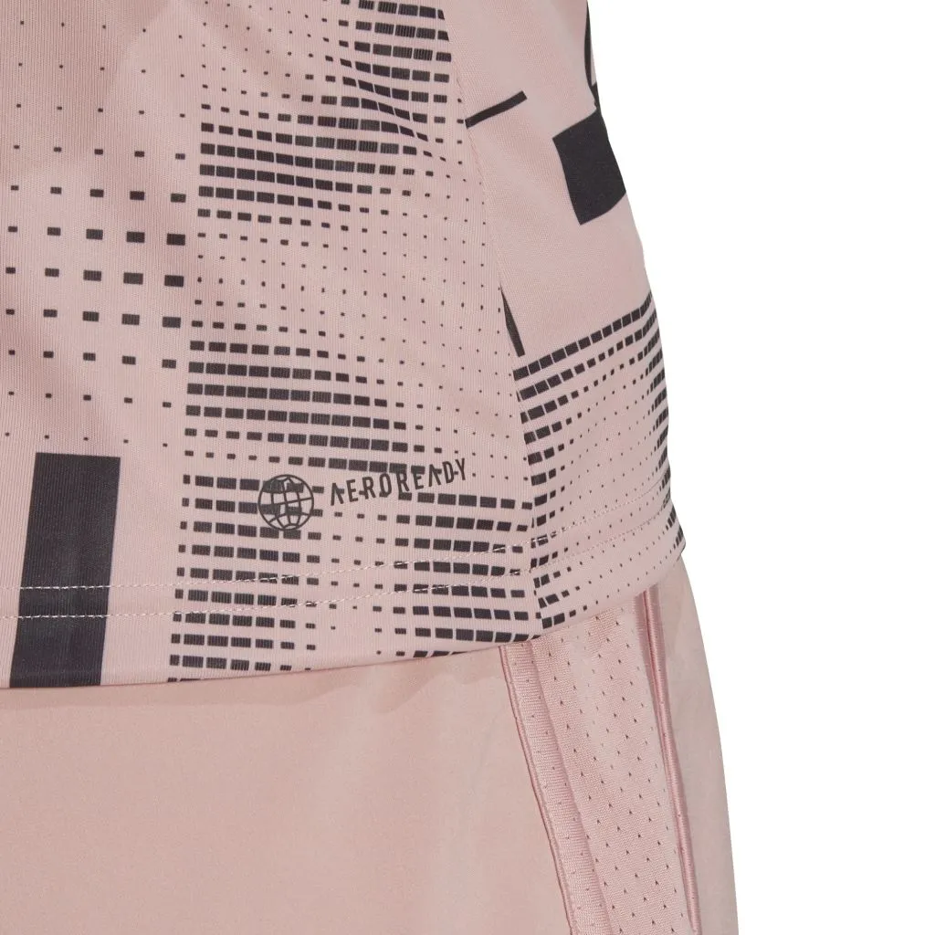 HB9093_APP_on-model_detail-2_white