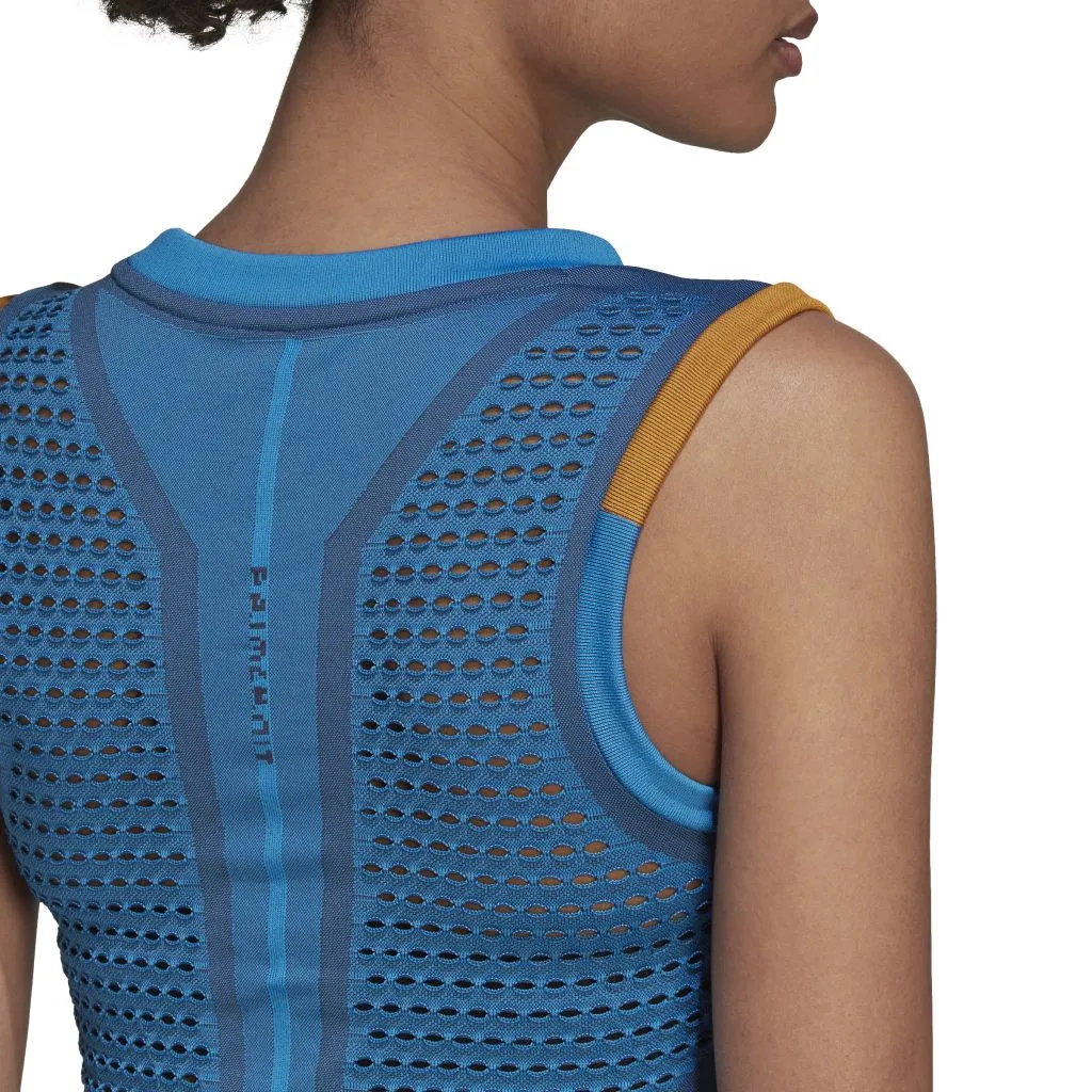 HA7623_9_APPAREL_On-Model_Detail-View-2_white