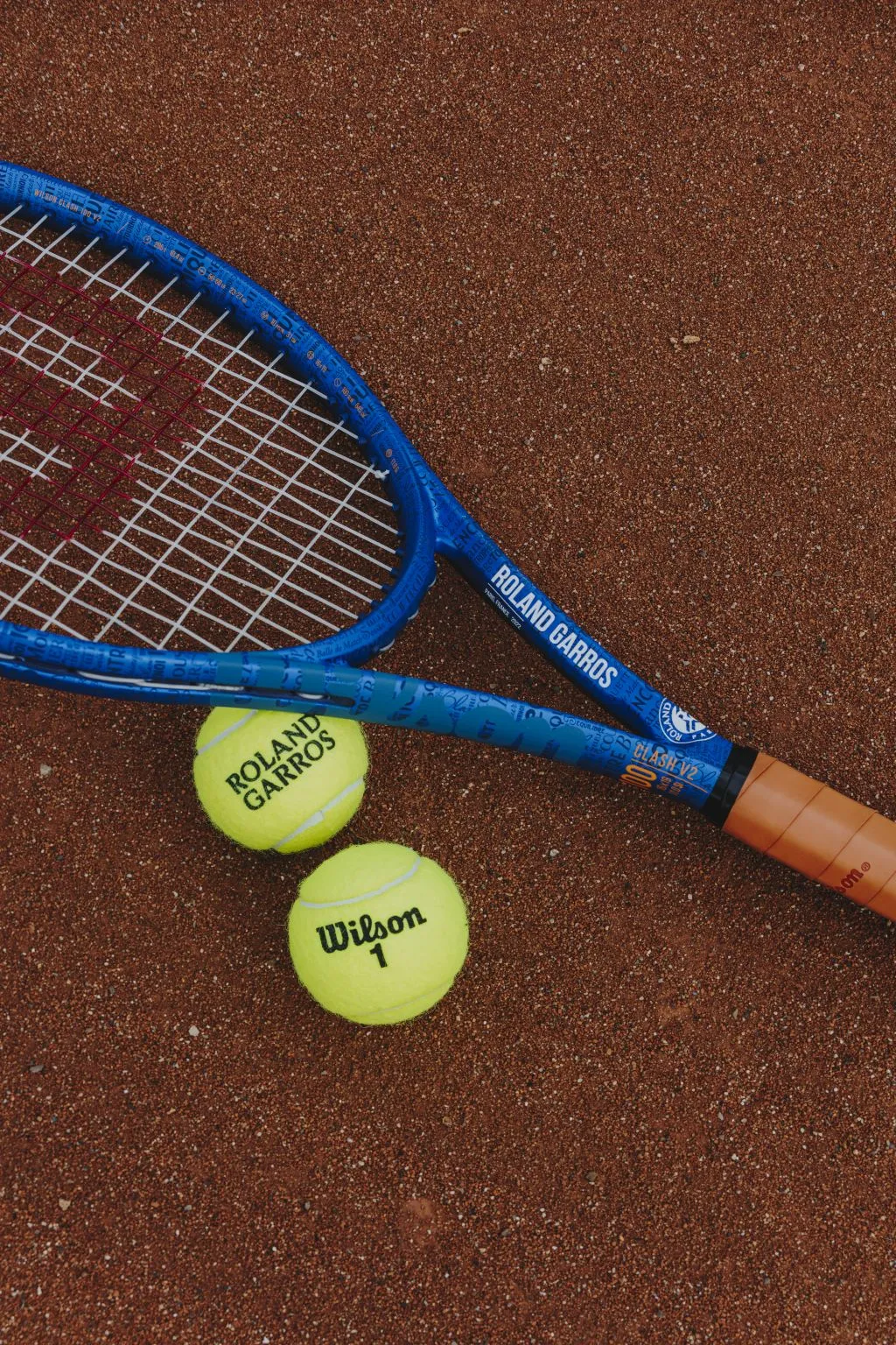 Tennis racket Wilson Clash 100 V2.0 Roland Garros 2022