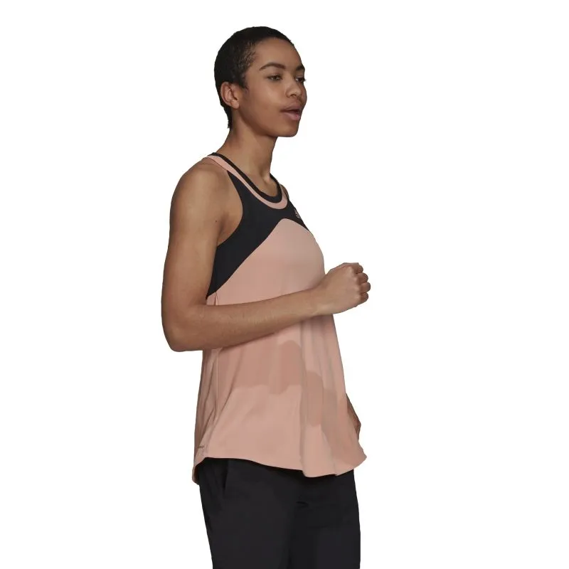 H33701_APP_on-model_walking_white