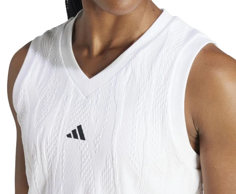 IT4688_8_APPAREL_On-Model_Detail-View-1_white