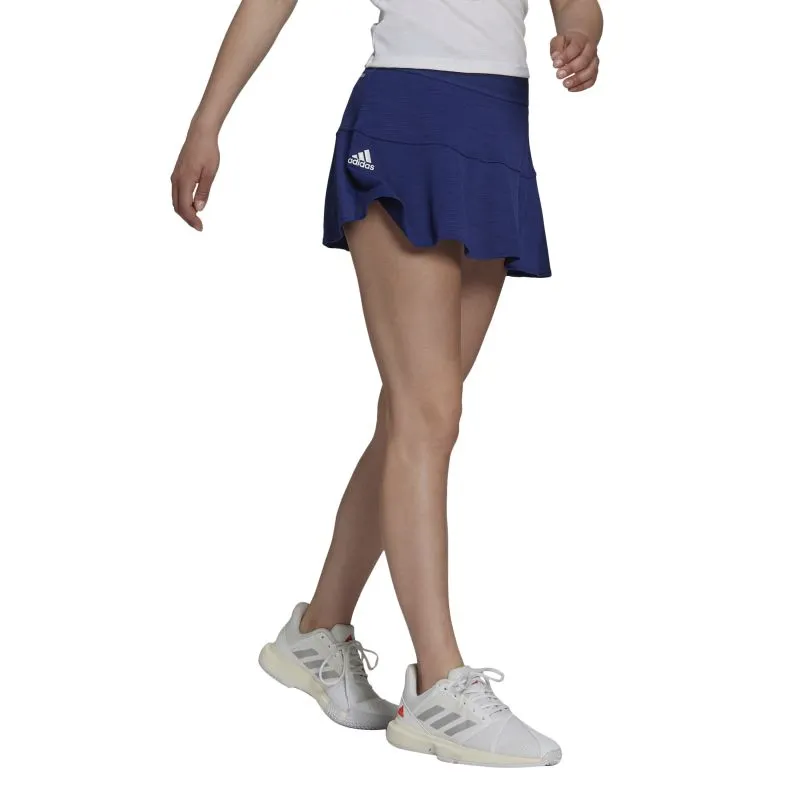 H20990_APP_on-model_walking_white