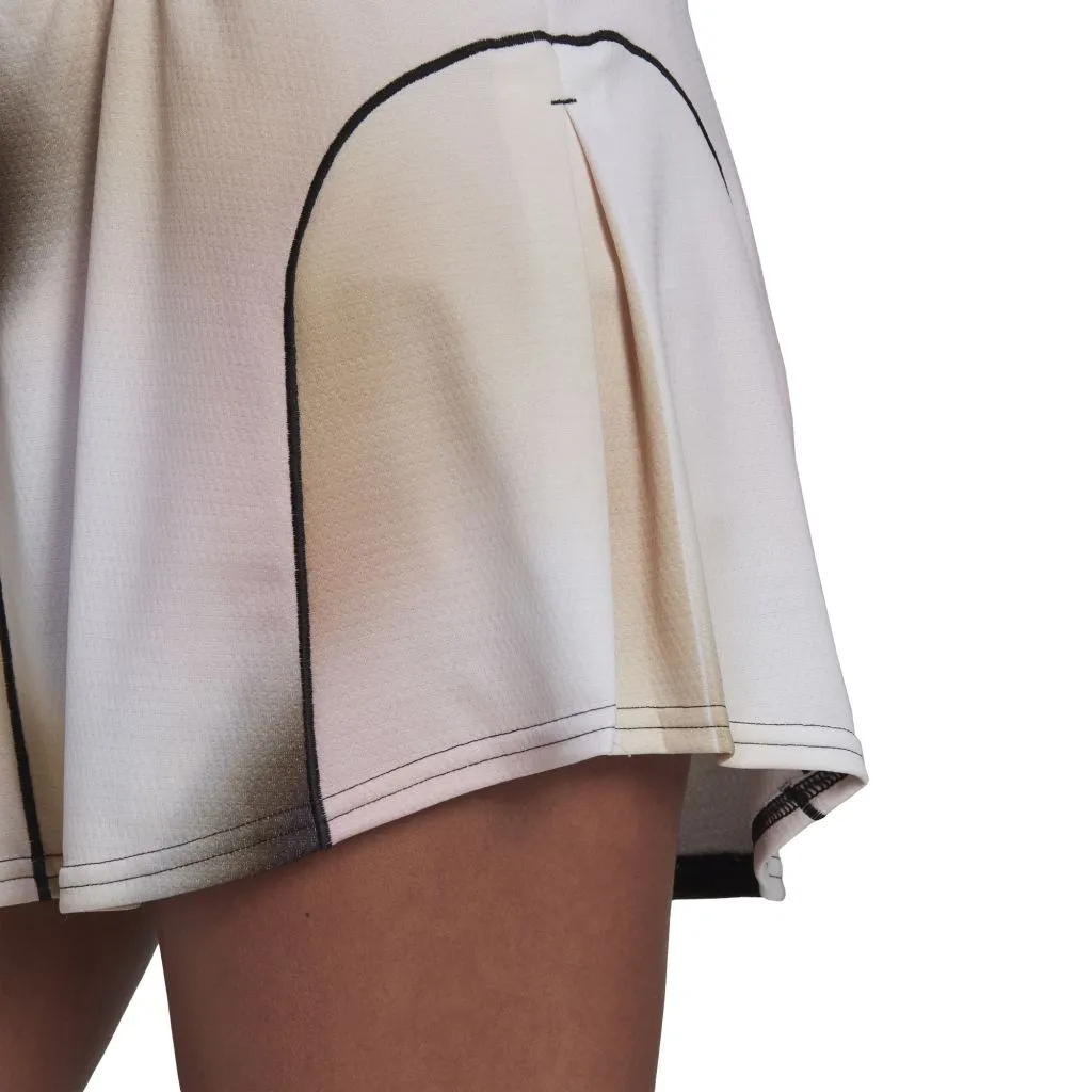 HC7701_APP_on-model_detail-1_white
