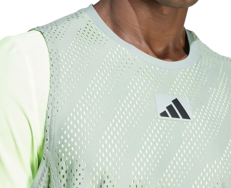 IL7381_8_APPAREL_On-Model_Detail-View-2_white