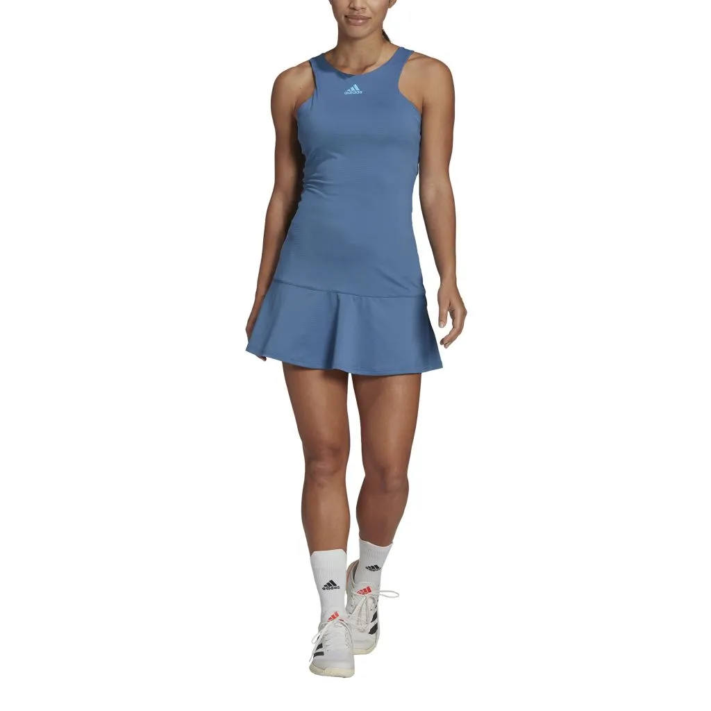 H65519_APP_on-model_front_white